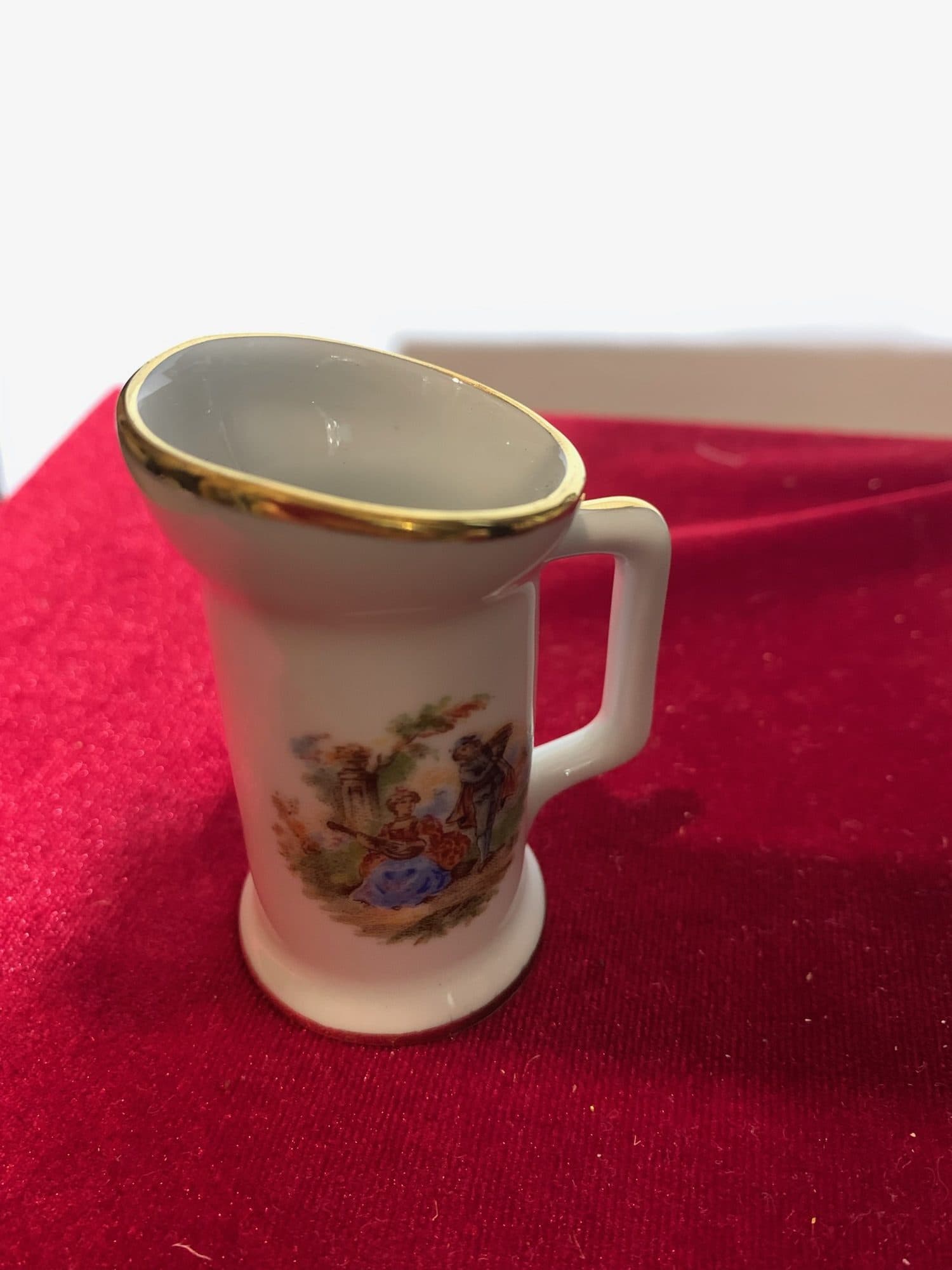 Vintāžas Limoges porcelāna miniatūra krūzīte ar zeltījumu