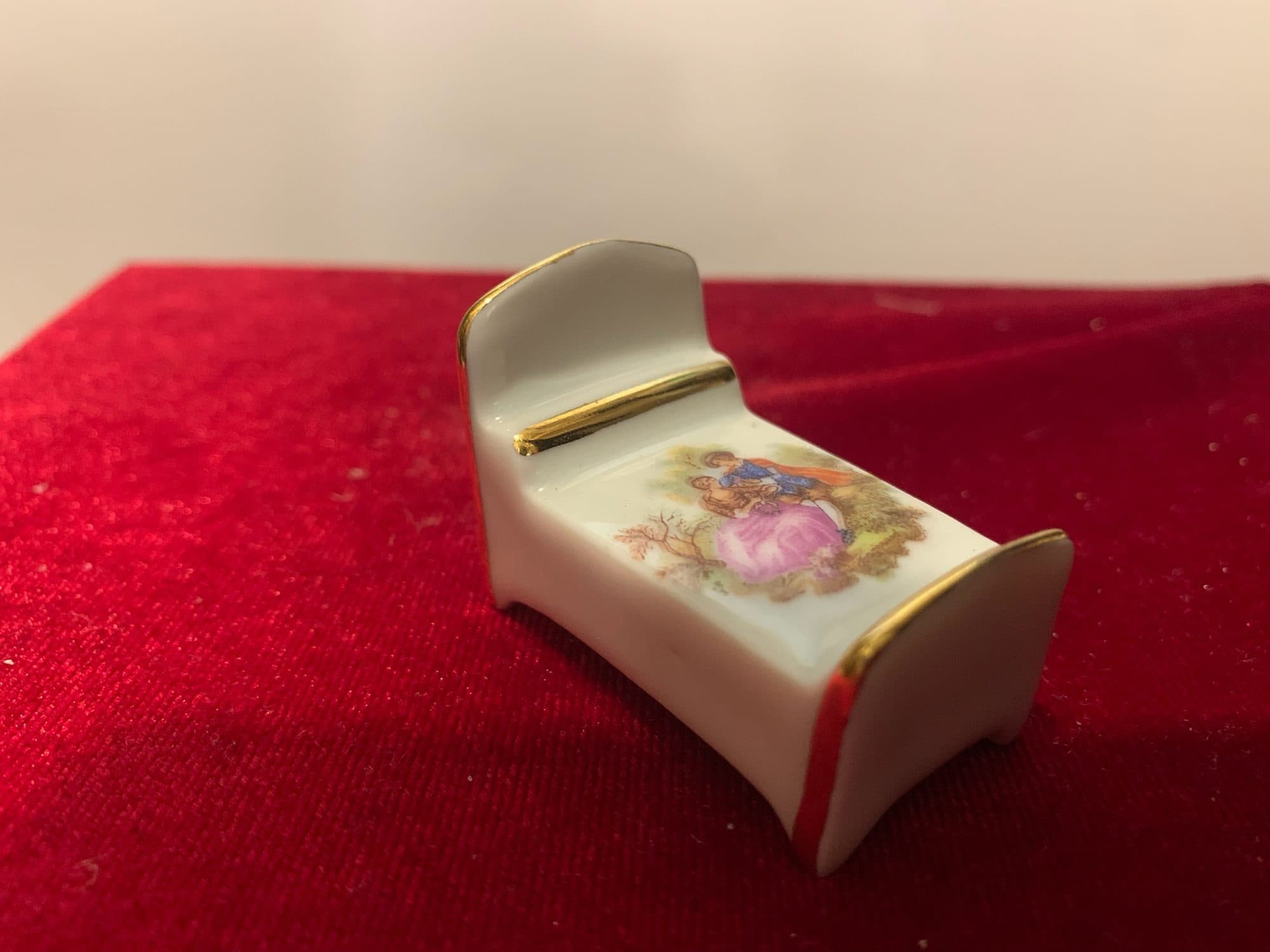 Vintāžas Limoges baltā porcelāna miniatūra gultiņa