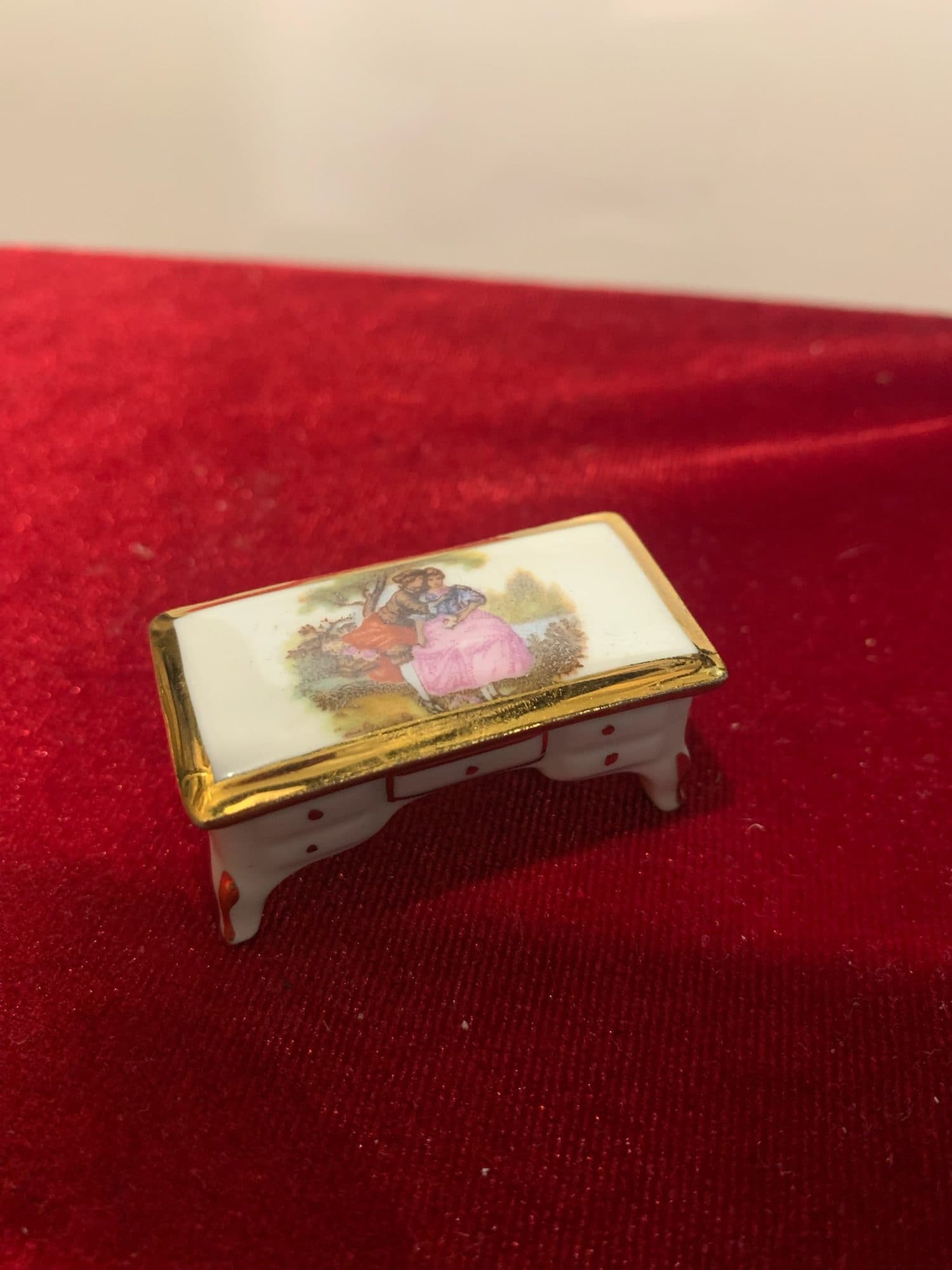 Vintāžas Limoges baltā porcelāna miniatūra galdiņš