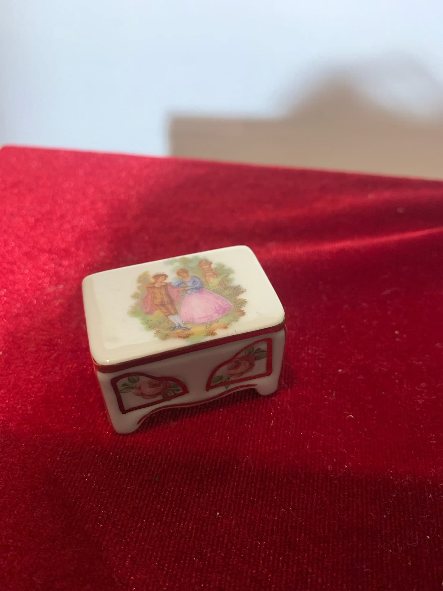 Vintāžas Limoges baltā porcelāna miniatūra kumodīte