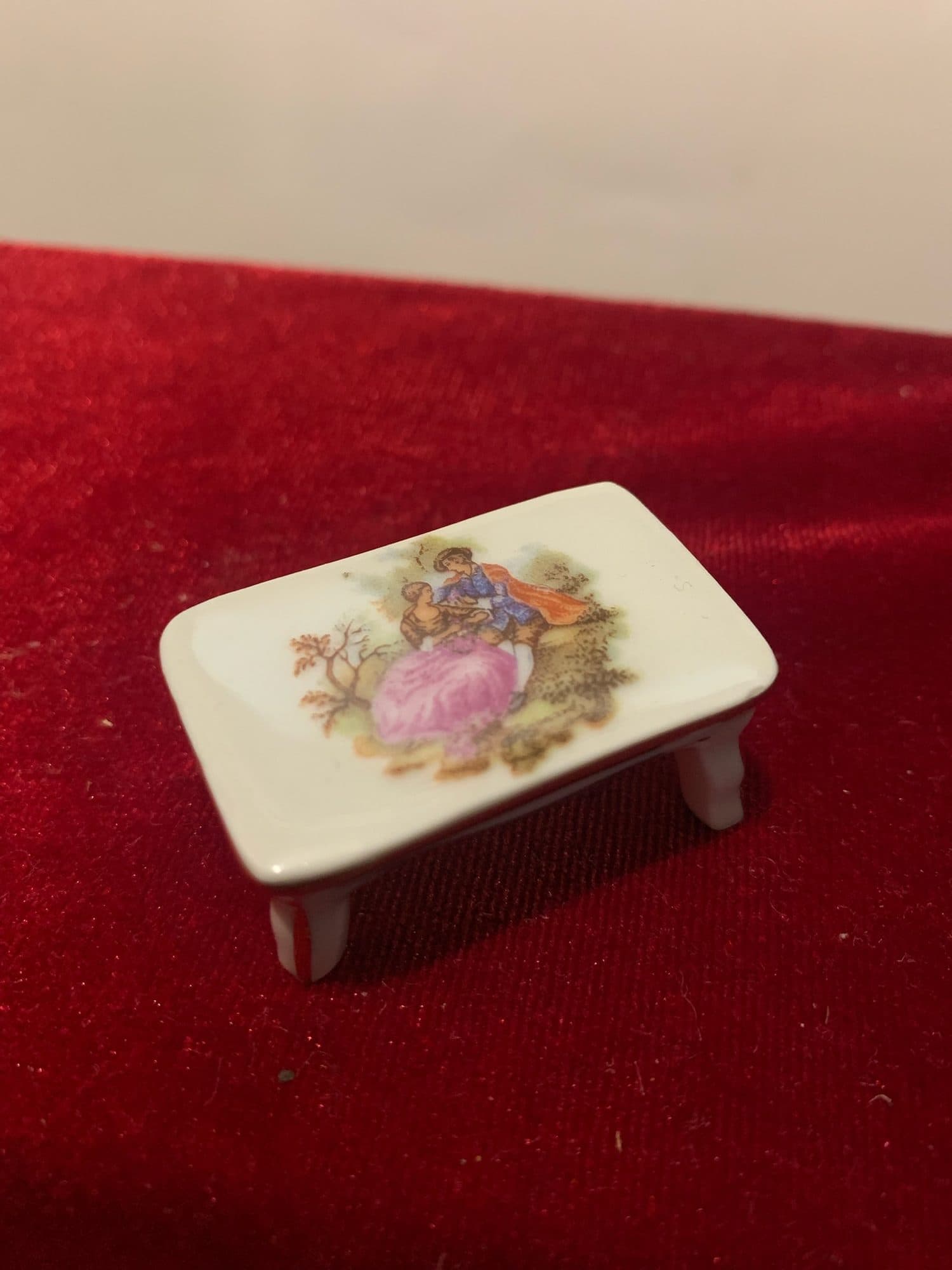 Vintāžas Limoges baltā porcelāna miniatūra galdiņš