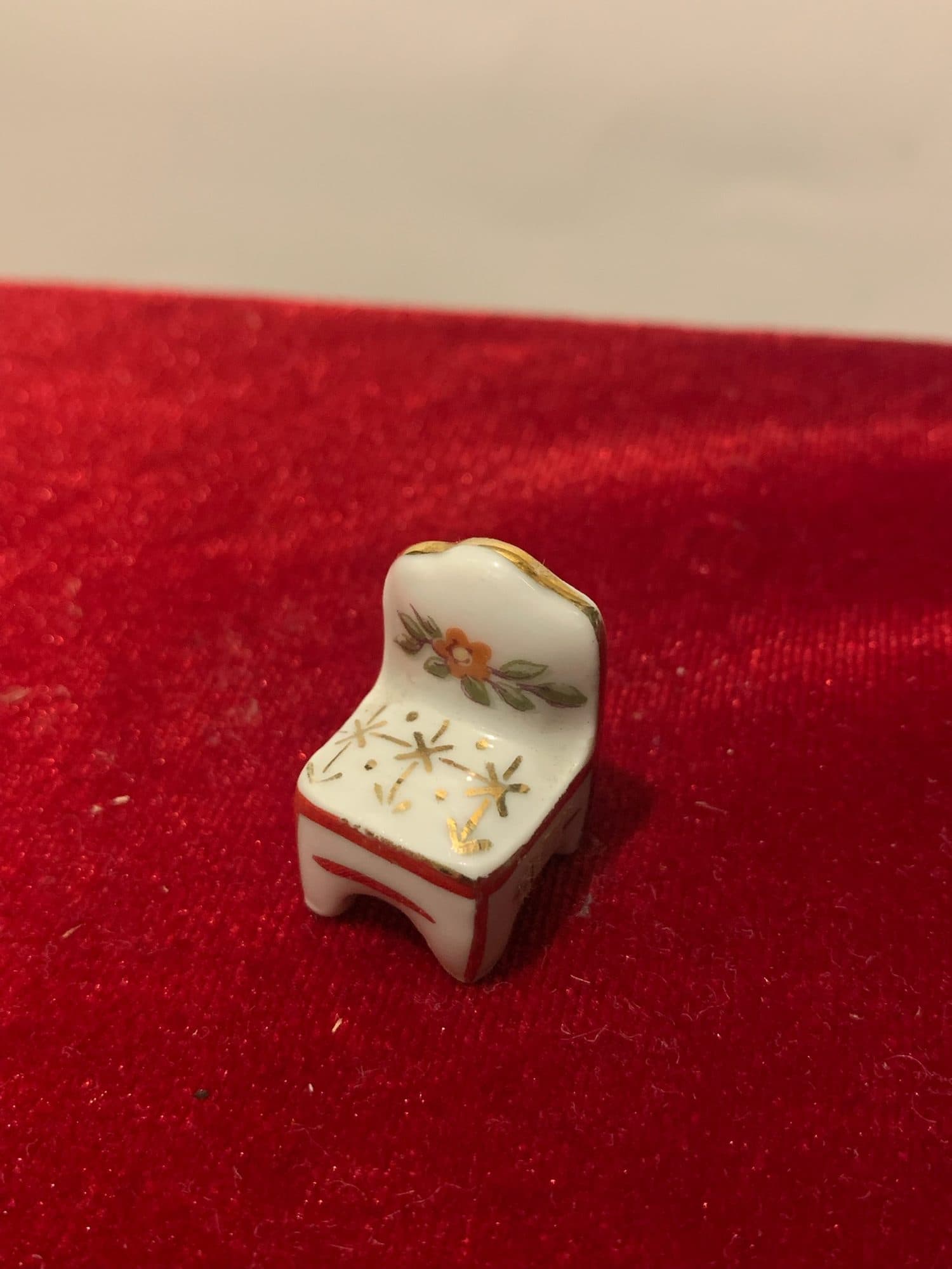 Vintāžas Limoges baltā porcelāna miniatūra krēsliņš