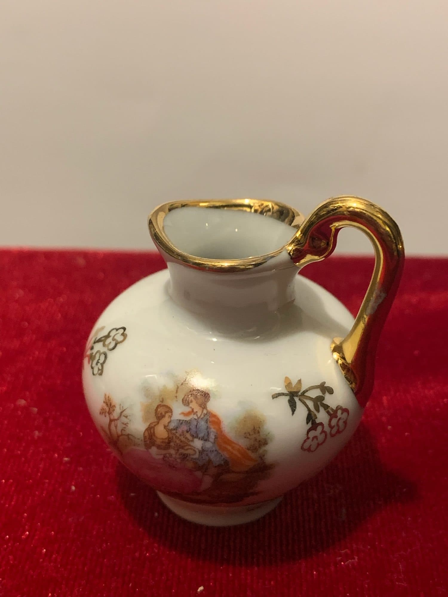 Vintāžas Limoges baltā porcelāna miniatūra kanniņa