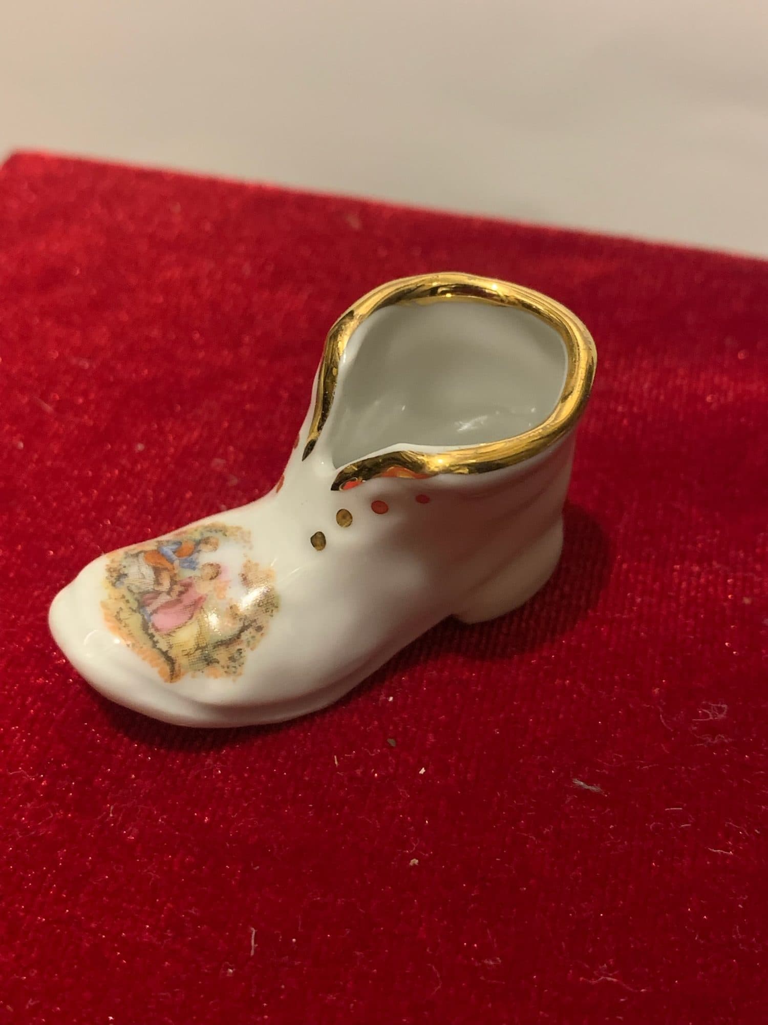 Vintāžas Limoges baltā porcelāna miniatūra kurpīte