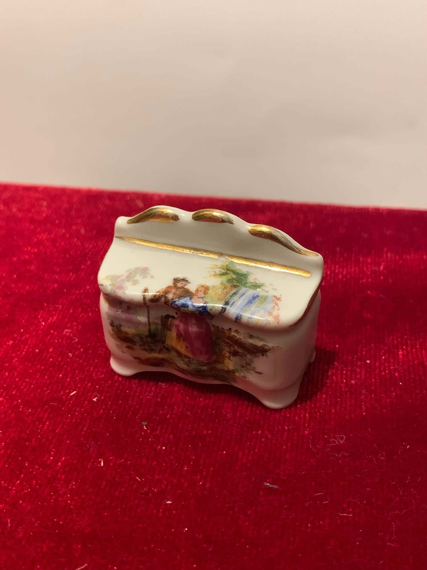 Vintāžas Limoges baltā porcelāna miniatūra dīvāniņš