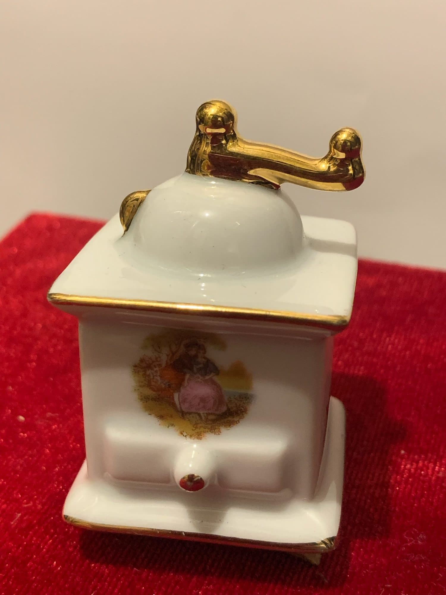 Vintāžas Limoges porcelāna miniatūras kafijas dzirnaviņas