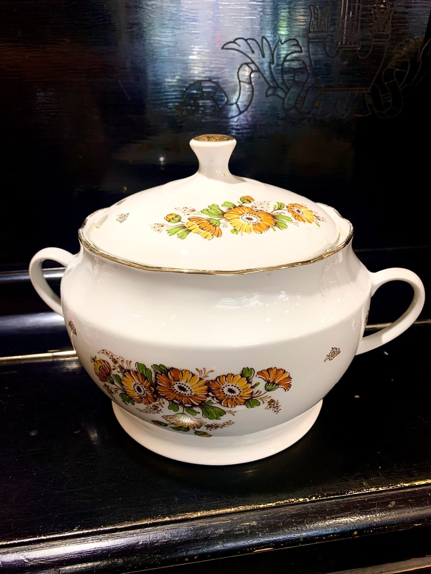 Vintāžas zupas terīne, balts porcelāns, retro stils