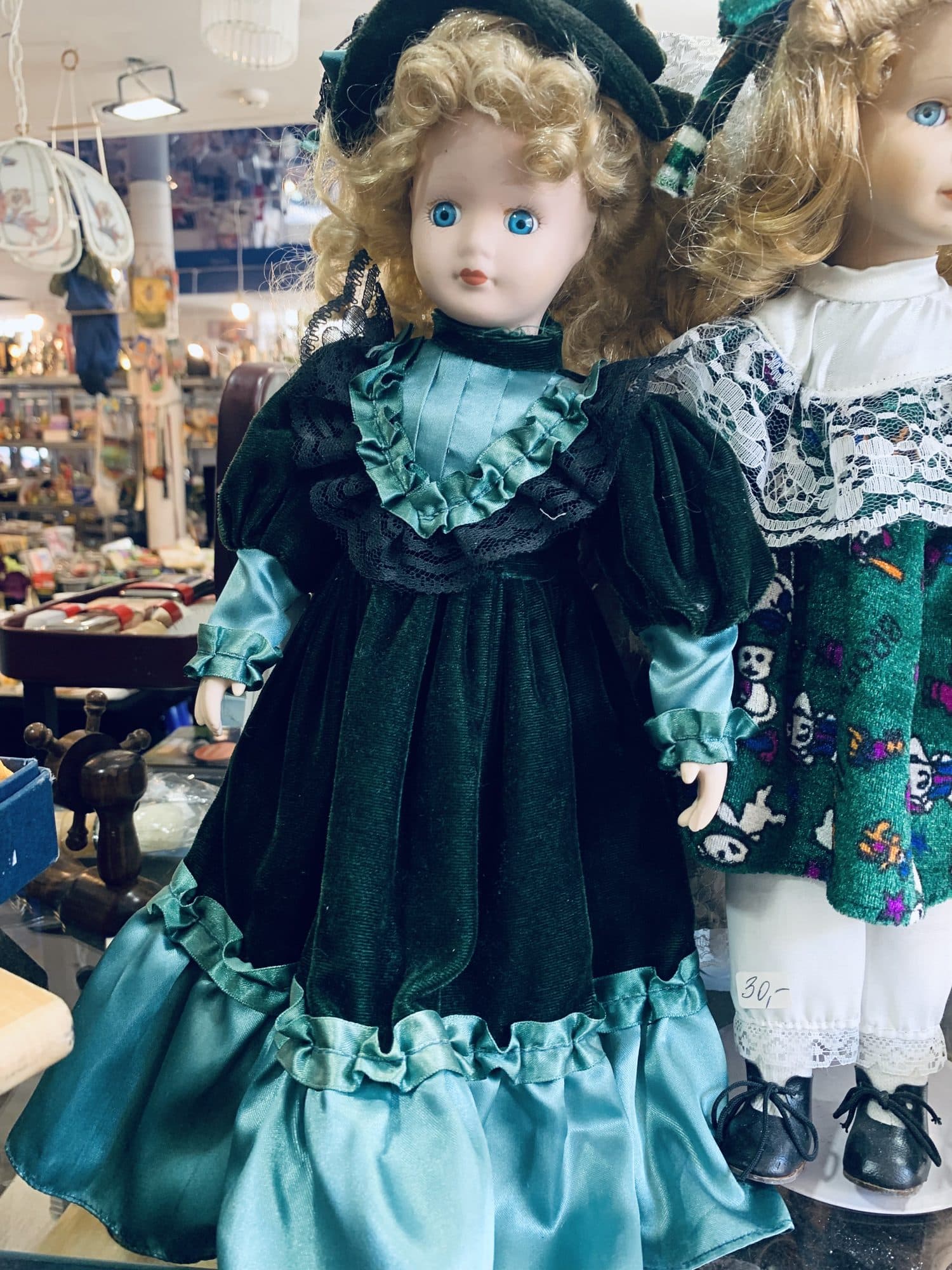 Vintāžas kolekciju lelle, tumši zaļš samts, retro