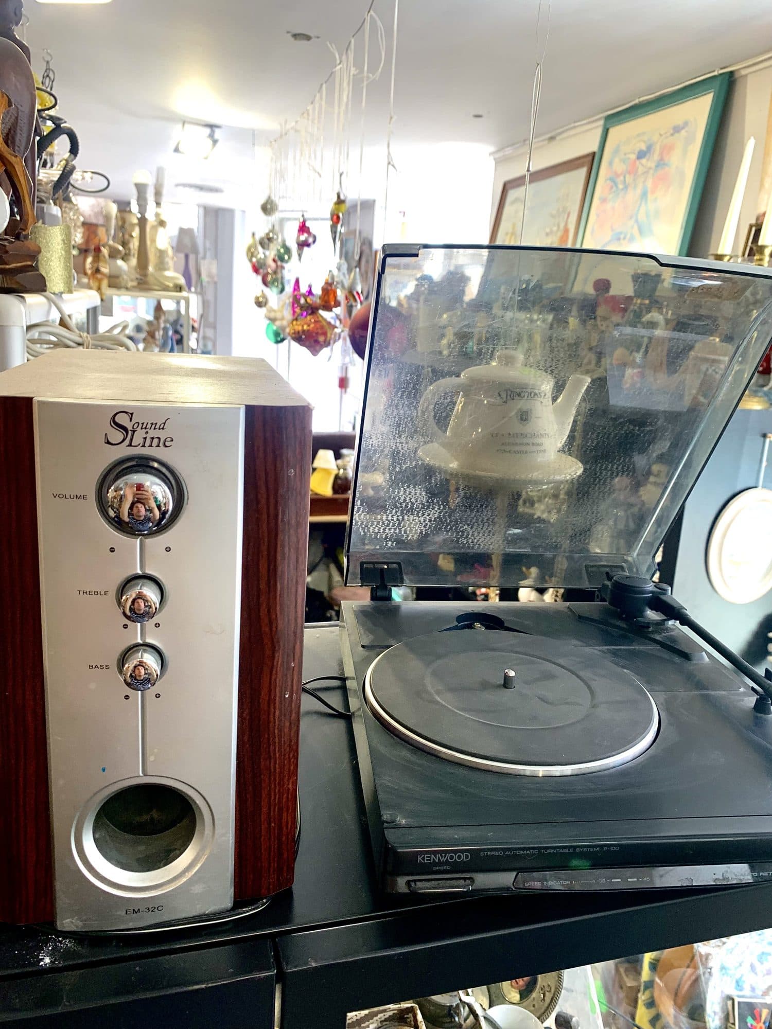Vinila atskaņotājs un skanda, retro audio
