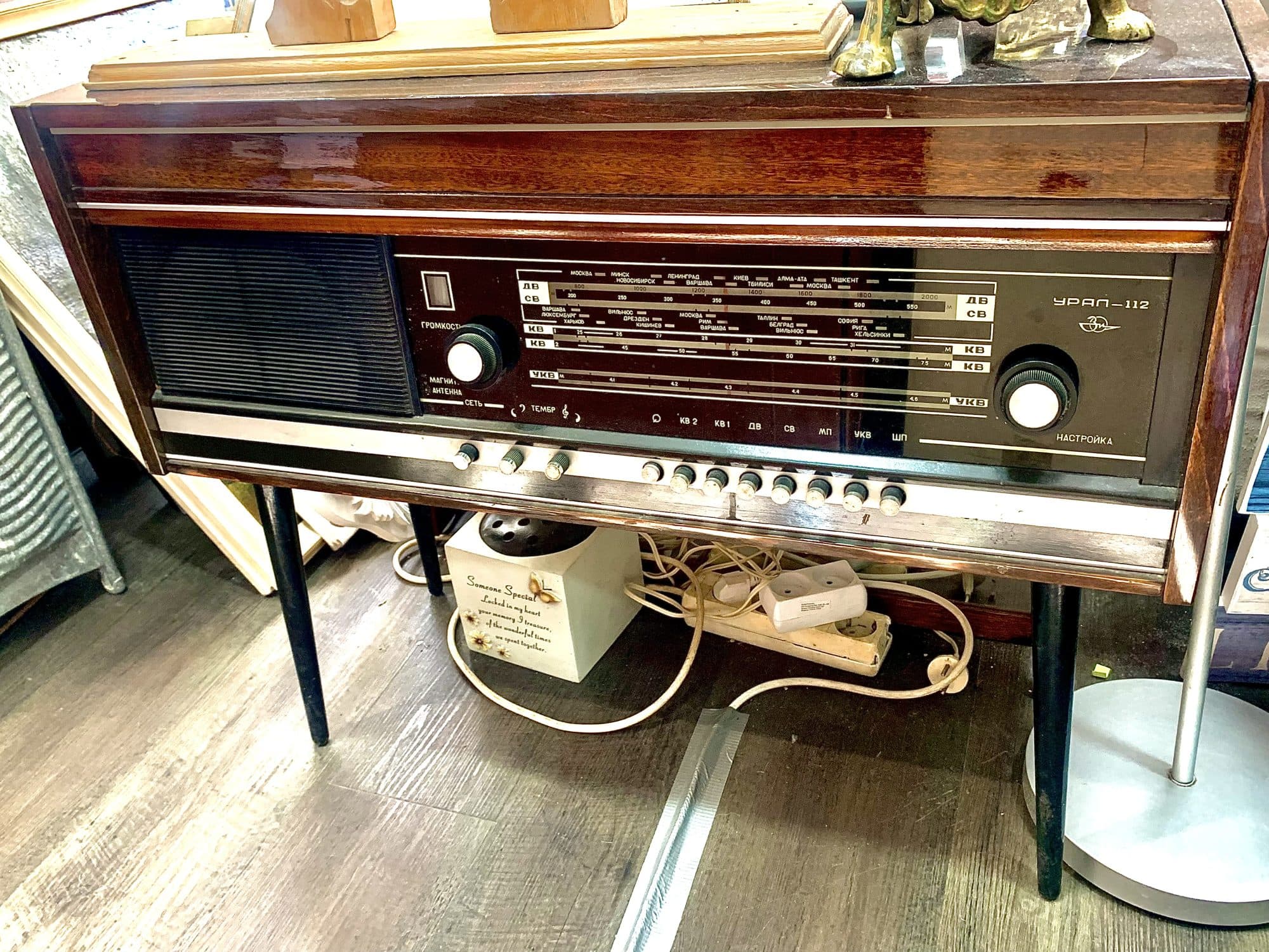 Vintāžas radiola Ural-112 uz kājiņām, PSRS retro