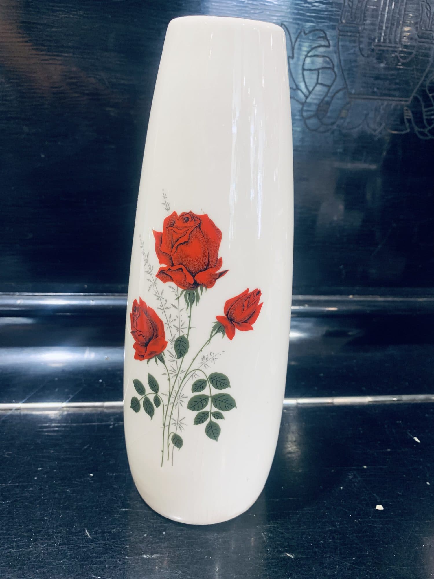 Vintāžas porcelāna vāze ar sarkanām rozēm, retro stils