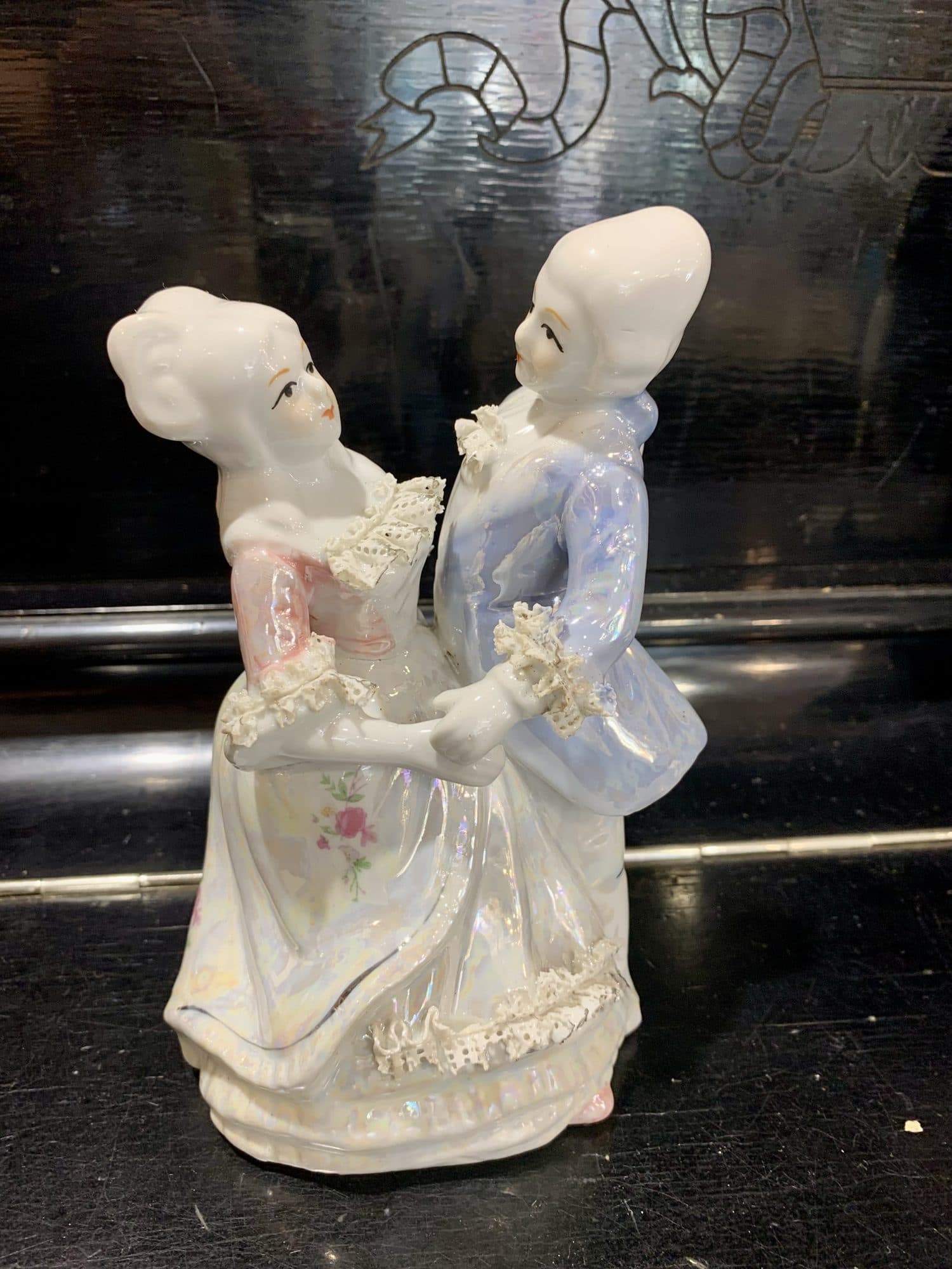 Vintāžas porcelāna figūriņa, dejojošs pāris, perlamutrs